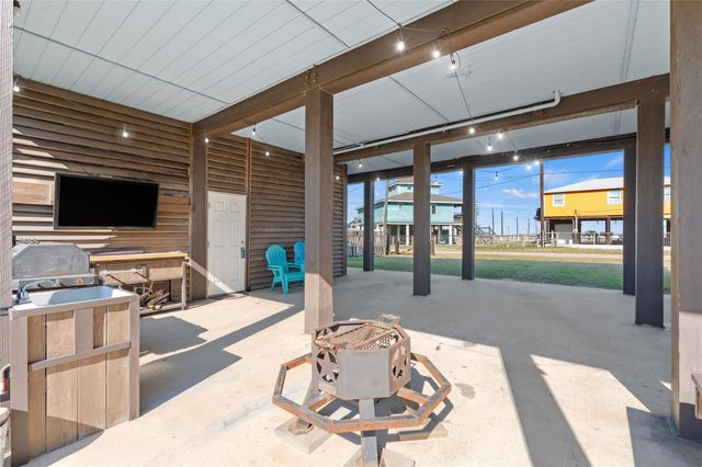 105 Stanek Drive, Surfside Beach, TX 77541