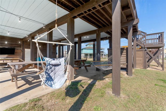105 Stanek Drive, Surfside Beach, TX 77541