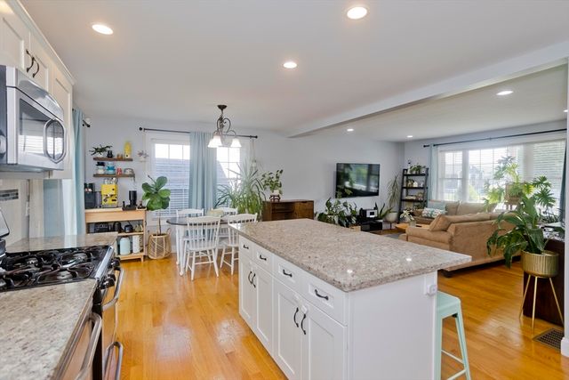 15 Lombard Ave, East Longmeadow, MA 01028
