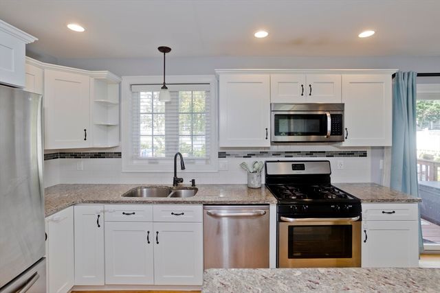 15 Lombard Ave, East Longmeadow, MA 01028