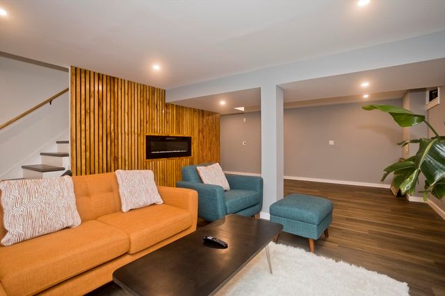 15 Lombard Ave, East Longmeadow, MA 01028