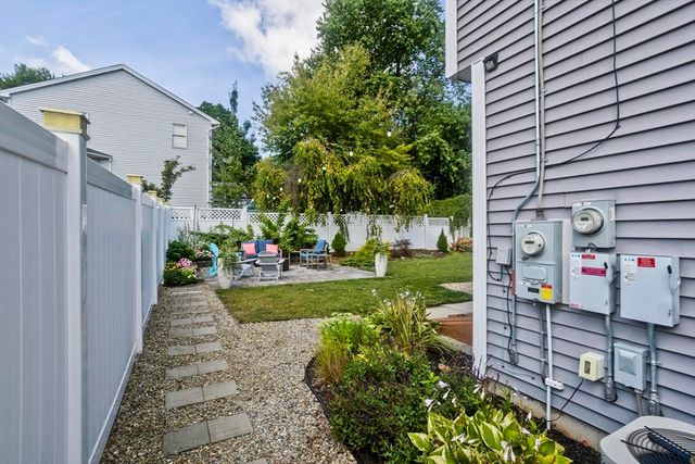 15 Lombard Ave, East Longmeadow, MA 01028