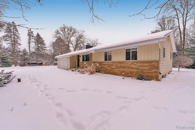 1875 Gray Road, Howell, MI 48843
