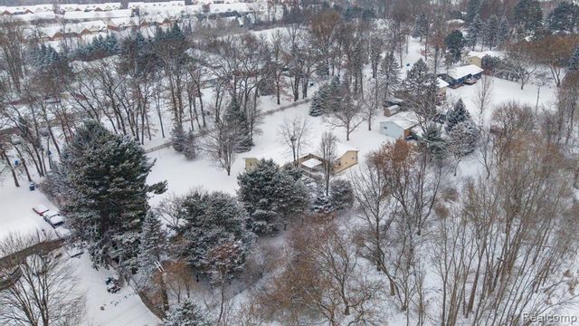 1875 Gray Road, Howell, MI 48843