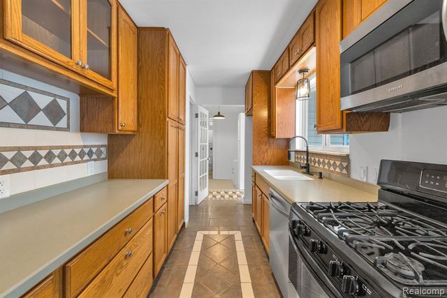 1875 Gray Road, Howell, MI 48843