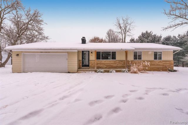 1875 Gray Road, Howell, MI 48843