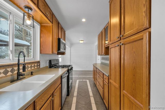 1875 Gray Road, Howell, MI 48843