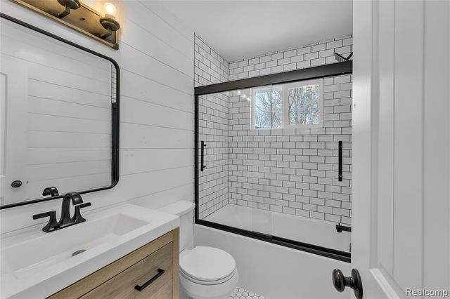 1875 Gray Road, Howell, MI 48843