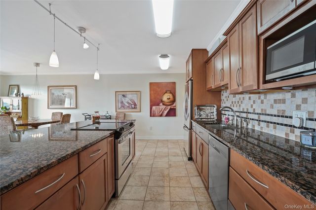 500 Highpoint Drive PH 6, Hartsdale, NY 10530