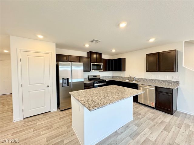 6002 Swift Lariat Street, Las Vegas, NV 89113