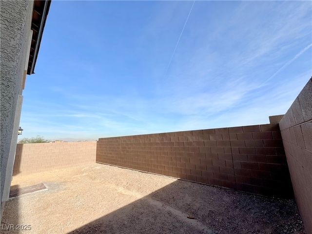 6002 Swift Lariat Street, Las Vegas, NV 89113