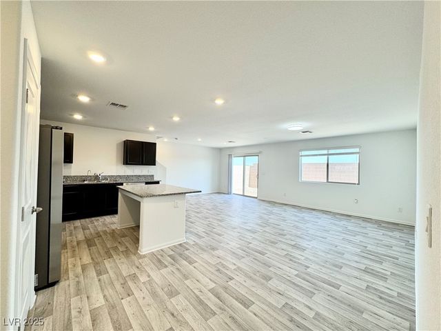 6002 Swift Lariat Street, Las Vegas, NV 89113