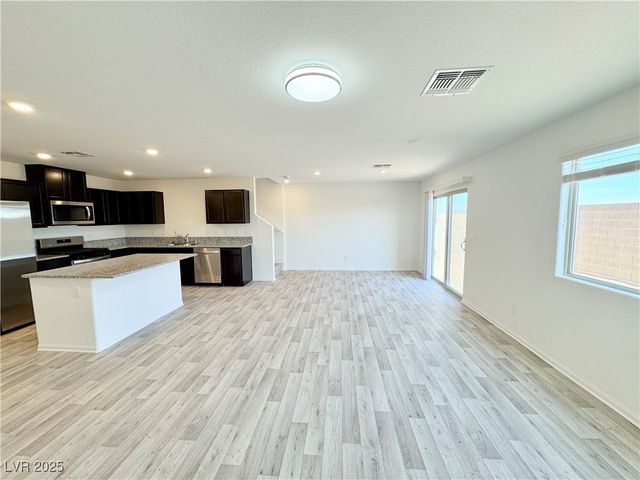 6002 Swift Lariat Street, Las Vegas, NV 89113