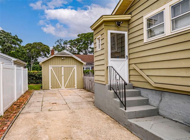 21 Bay 3rd Street, Islip, NY 11751