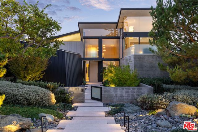 814 Toulon Drive, Pacific Palisades, CA 90272