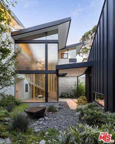 814 Toulon Drive, Pacific Palisades, CA 90272