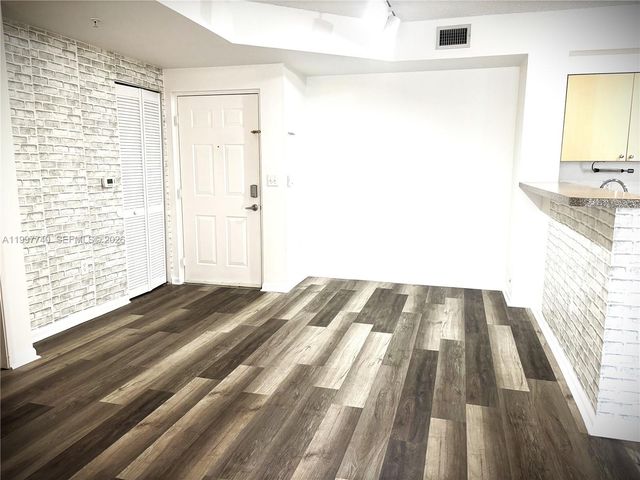 8050 N Nob Hill Rd 105, Tamarac, FL 33321