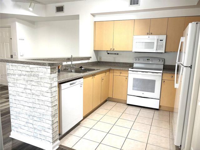 8050 N Nob Hill Rd 105, Tamarac, FL 33321