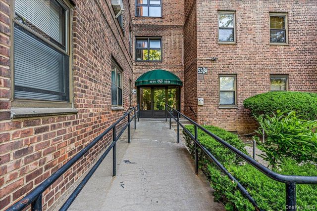 5224 65th Place 3L, Maspeth, NY 11378