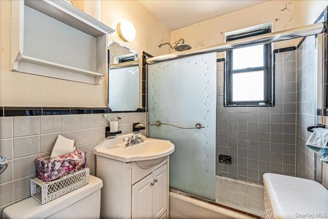 5224 65th Place 3L, Maspeth, NY 11378