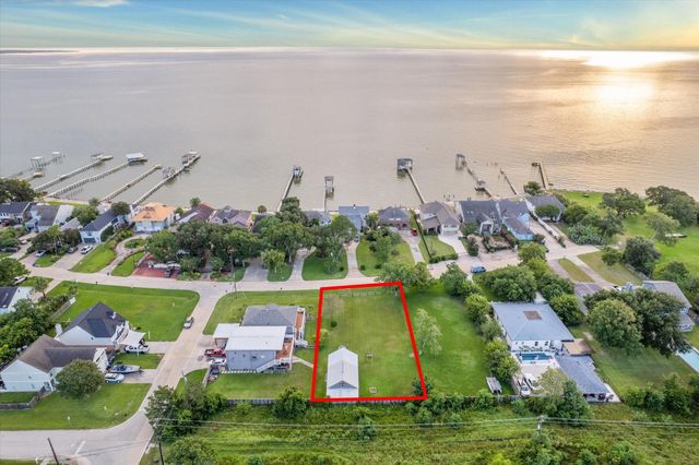 1436 Bayshore Drive, Kemah, TX 77565