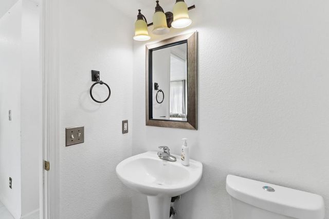 2960 Ottumwa Dr, Sacramento, CA 95835