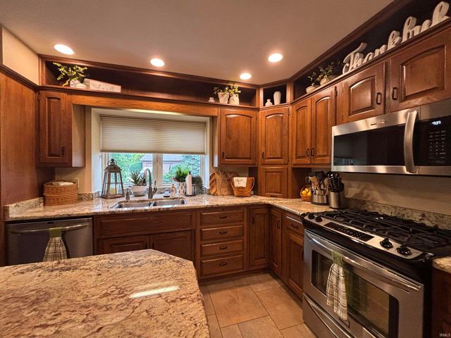 9512 CAMBERWELL Drive, Fort Wayne, IN 46804