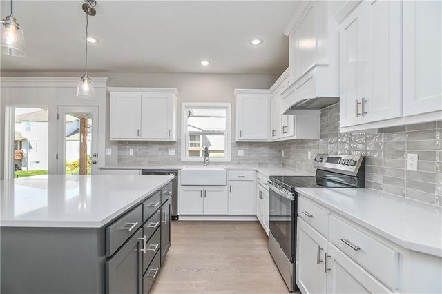 2761 W Park Street, Olathe, KS 66061