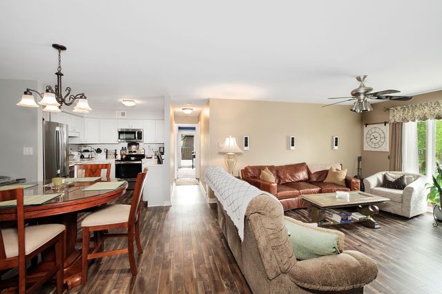 1408 S New Wilke Road 2-B, Arlington Heights, IL 60005