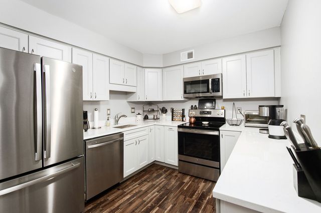 1408 S New Wilke Road 2-B, Arlington Heights, IL 60005