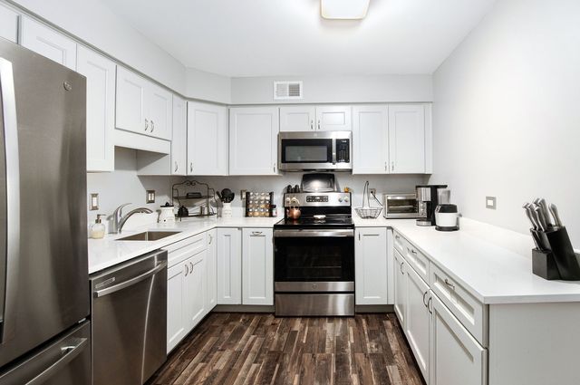 1408 S New Wilke Road 2-B, Arlington Heights, IL 60005