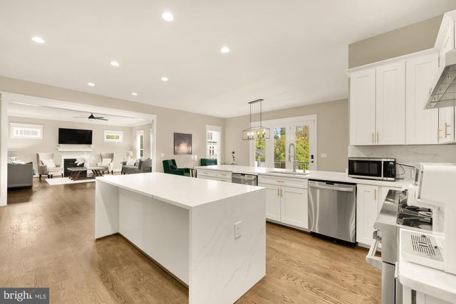 10602 OAK PL, Fairfax, VA 22030