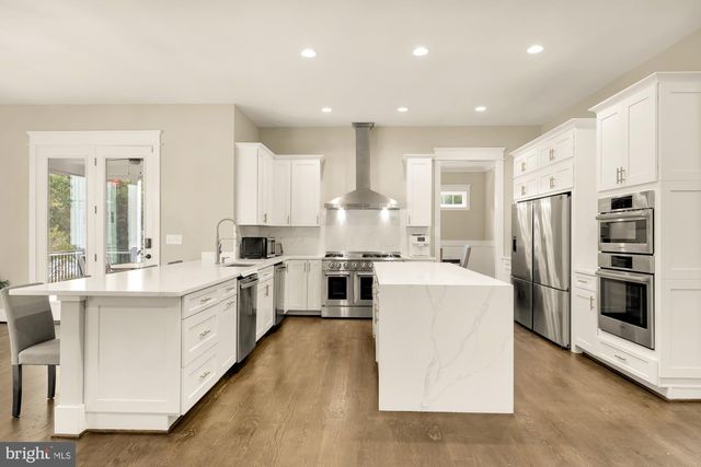 10602 OAK PL, Fairfax, VA 22030