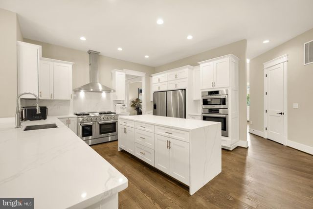 10602 OAK PL, Fairfax, VA 22030