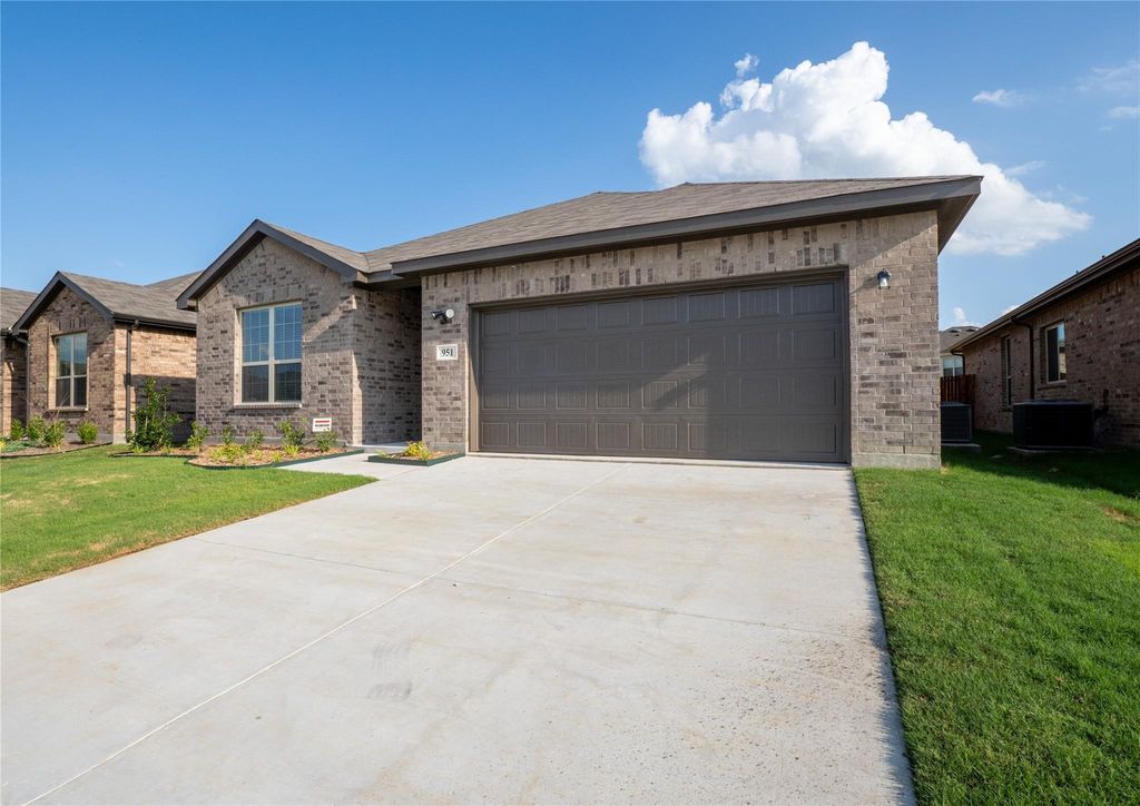 951 Hurstwood Drive, Van Alstyne, TX 75495