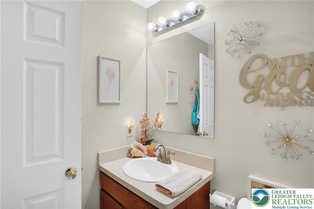 1560 Pinewind Drive, Lower Macungie Twp, PA 18011