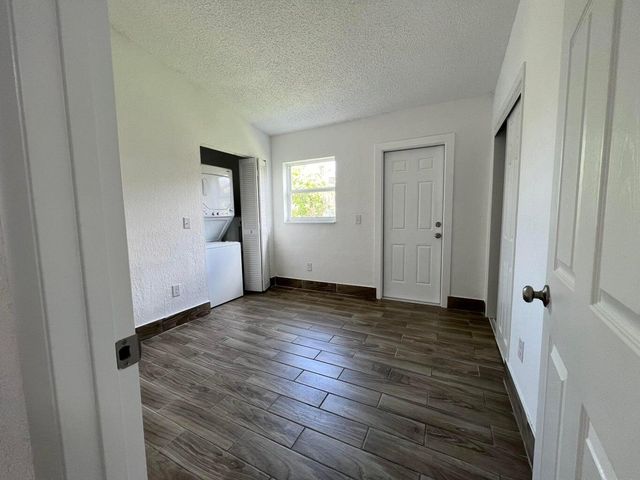 1050 W 7th Street, Riviera Beach, FL 33404