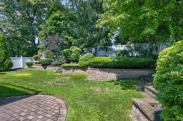 7 Chatham Road, Commack, NY 11725