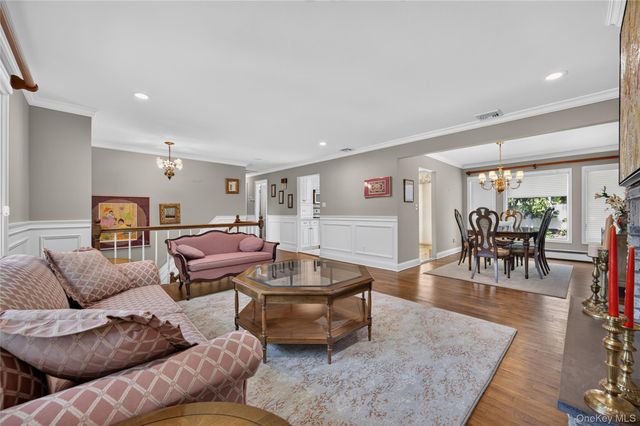 7 Chatham Road, Commack, NY 11725