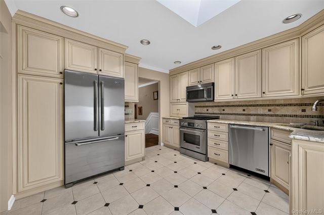 7 Chatham Road, Commack, NY 11725
