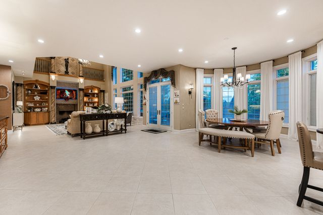 147 Los Lagos Drive, Bloomingdale, IL 60108