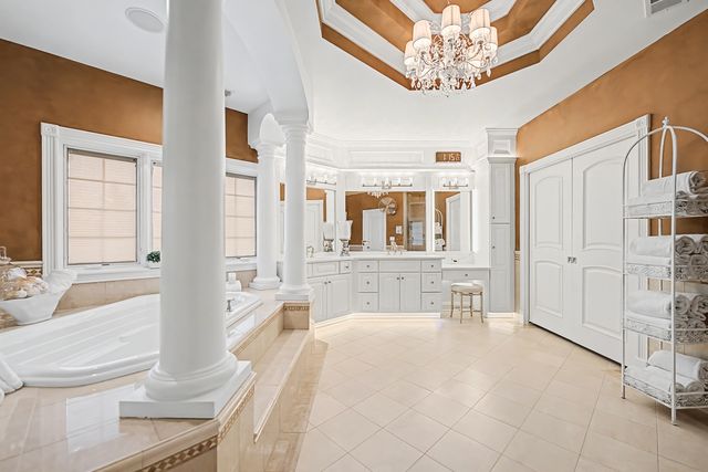 147 Los Lagos Drive, Bloomingdale, IL 60108