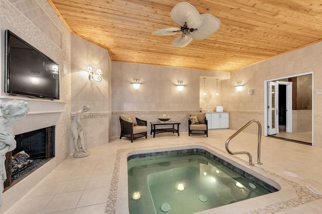 147 Los Lagos Drive, Bloomingdale, IL 60108