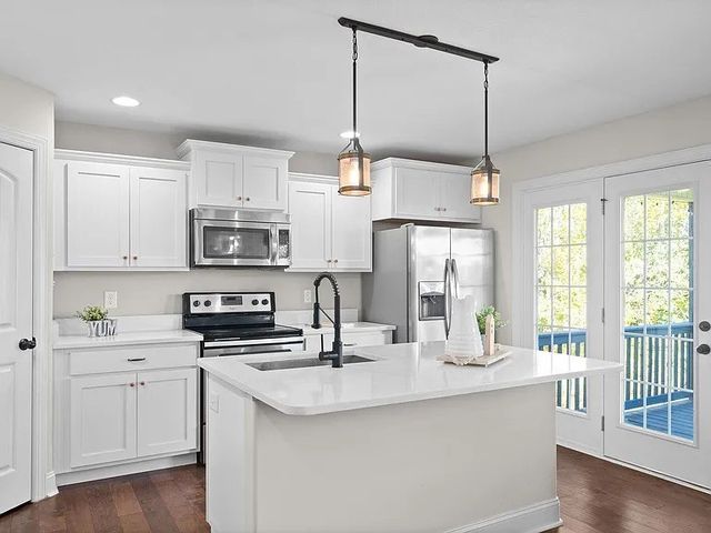 709 Valencia Dr, Clarksville, TN 37043