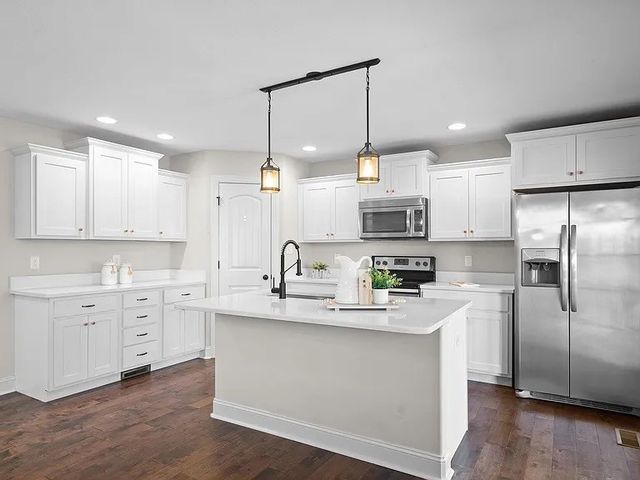 709 Valencia Dr, Clarksville, TN 37043