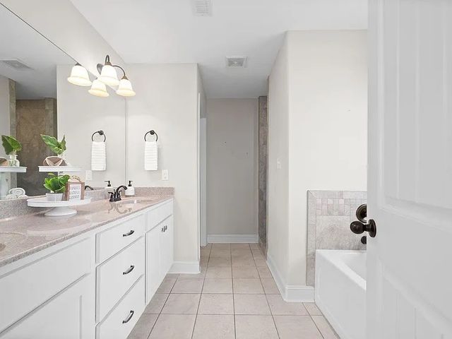709 Valencia Dr, Clarksville, TN 37043