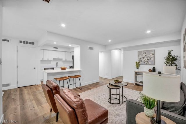 6330 Greenwood 205, Northfield, OH 44067