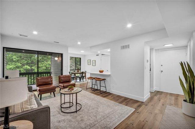 6330 Greenwood 205, Northfield, OH 44067