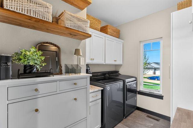 2040 Stone Creek Cir, North Liberty, IA 52317