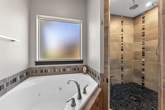 2040 Stone Creek Cir, North Liberty, IA 52317